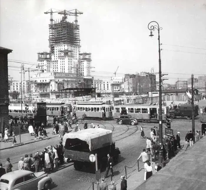 Kiedy wybudowano Pałac Kultury i Nauki? Odkryj fascynującą historię