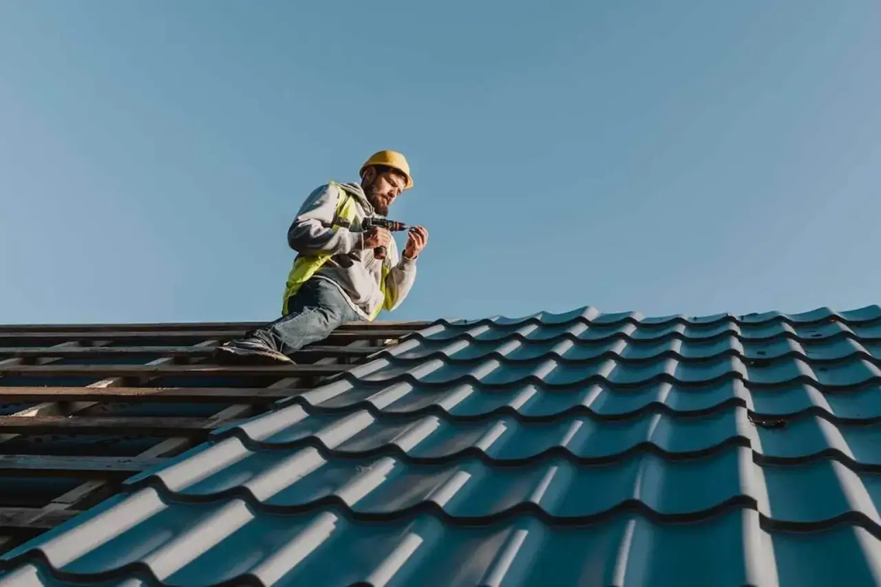 Ile zarabia cieśla dekarz? Sprawdź, dlaczego warto w to inwestować