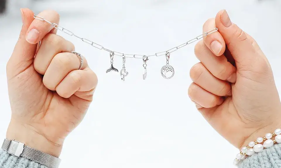 Jak wyczyścić srebrną biżuterię – proste metody na idealny blask