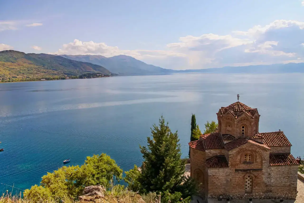 Jezioro Ochrydzkie w Albanii: niezwykłe piękno i bogactwo historii