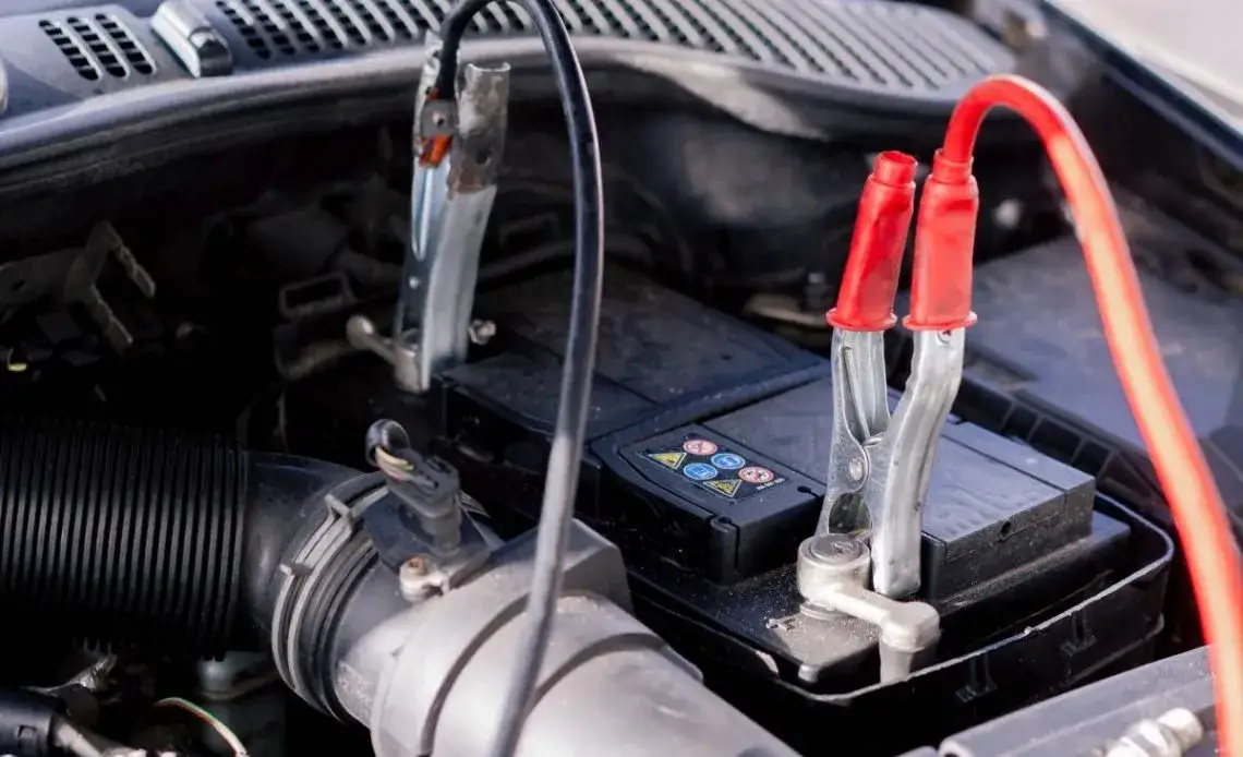 Ile ładować akumulator prostownikiem, aby uniknąć uszkodzeń?