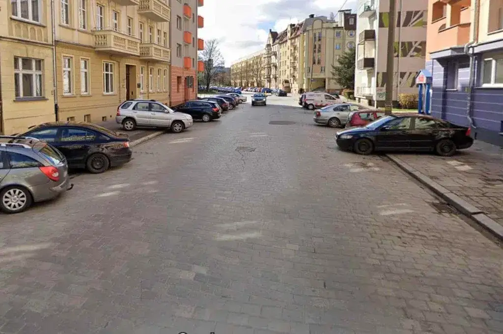 Czy można parkować tyłem do budynku? Poznaj ważne przepisy i kary