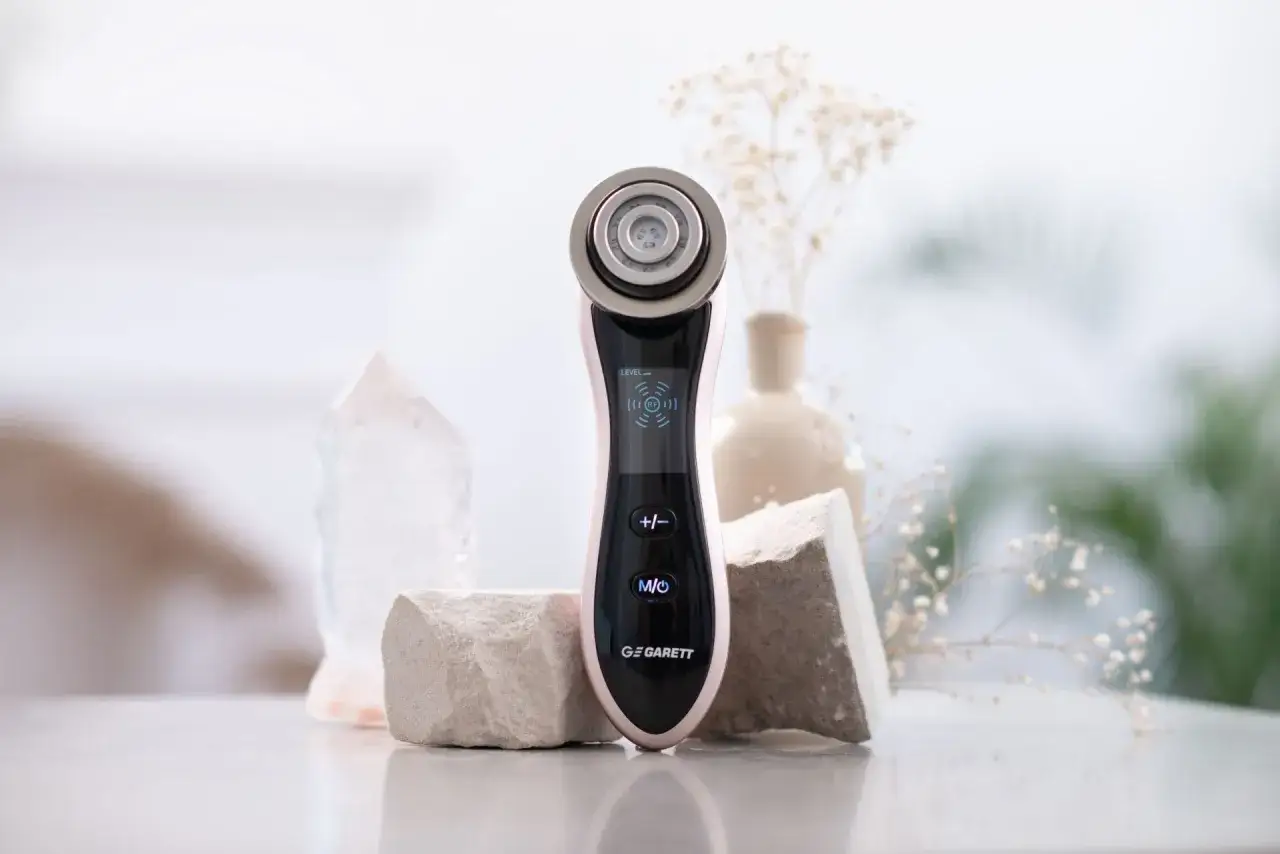 Eleganckie urządzenie do pielęgnacji twarzy. Idealny prezent dla starszej osoby, która ceni sobie młody wygląd i dbałość o cerę.