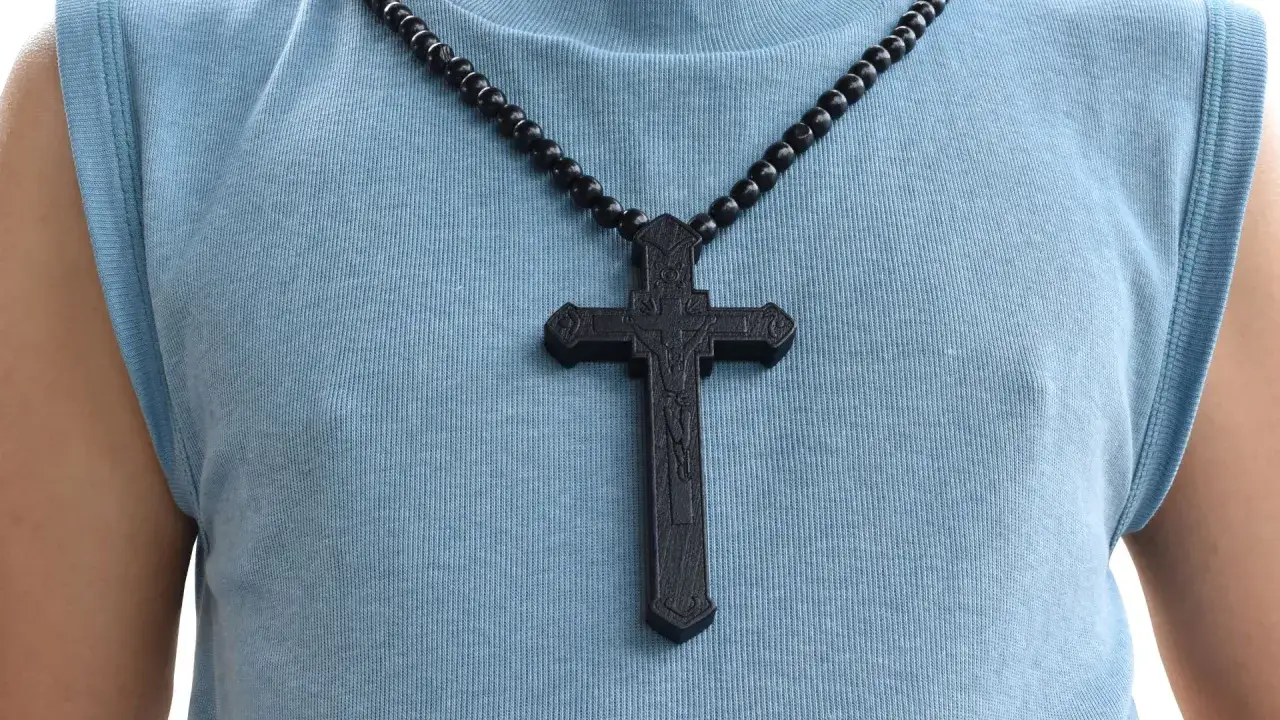 Czy można nosić kolczyki krzyże? Zrozum ich znaczenie i intencje