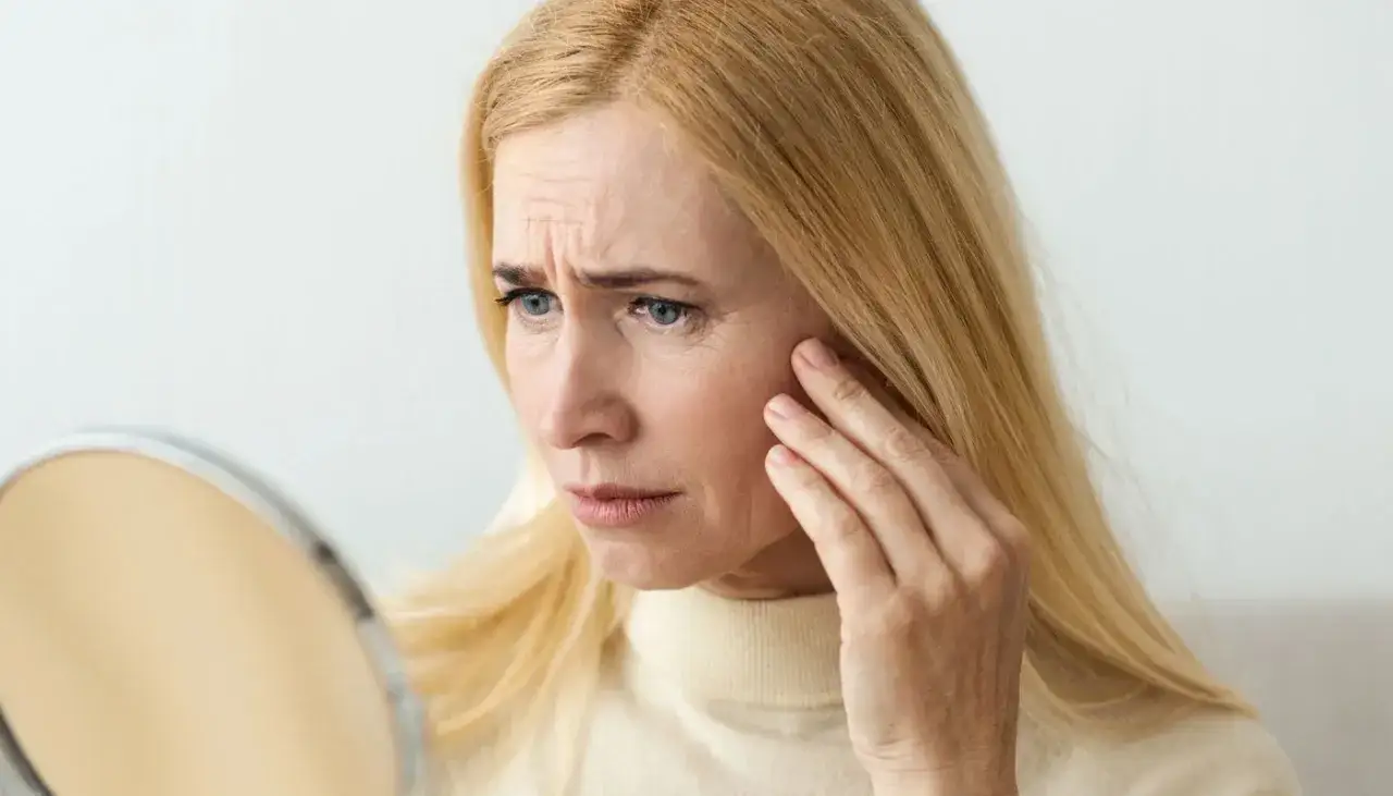 Zmarszczki na twarzy kobiety, która martwi się o swoją cerę po rzuceniu palenia.