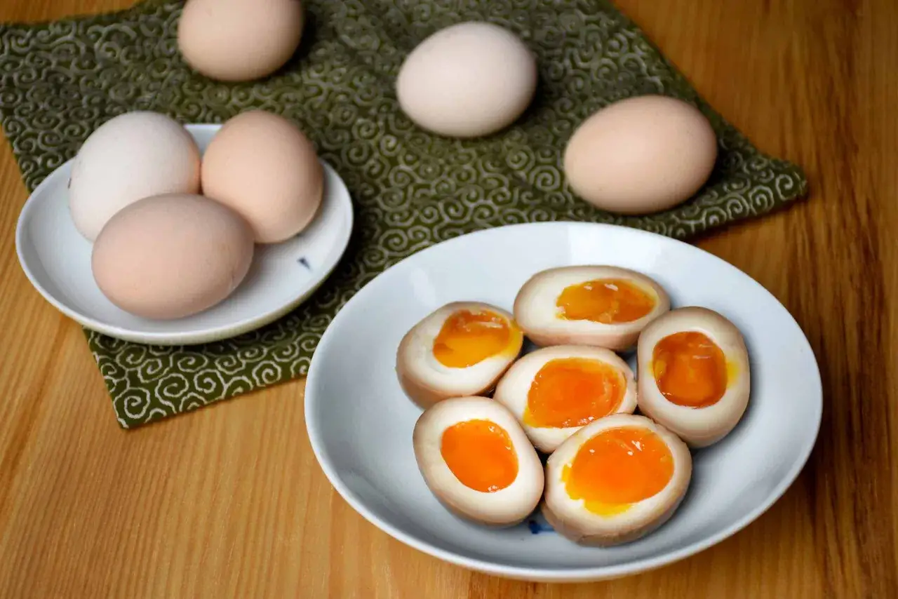 Ajitsuke Tamago: Sekret idealnego jajka do ramenu z płynnym żółtkiem