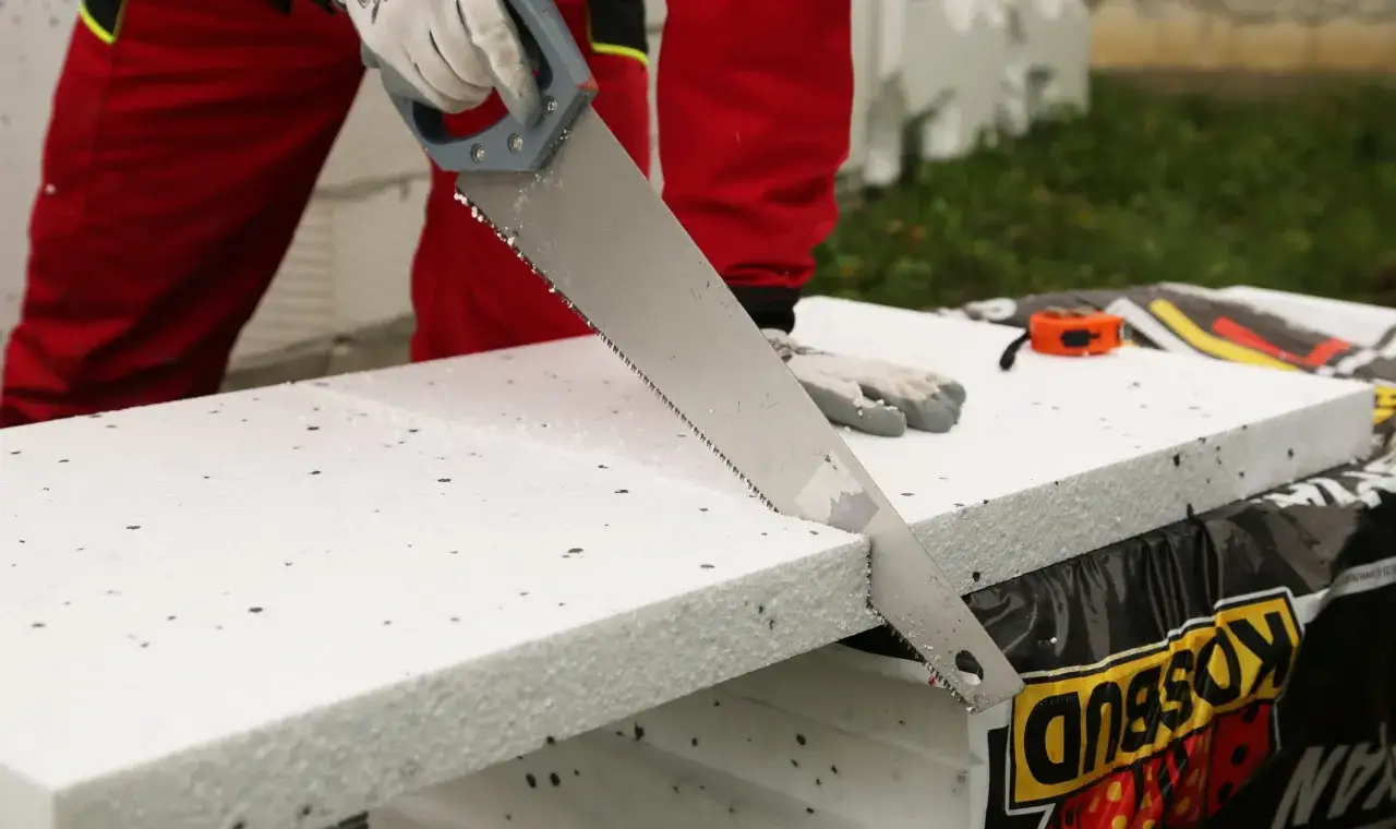 Czyste cięcie styropianu: Metody, narzędzia i triki bez bałaganu