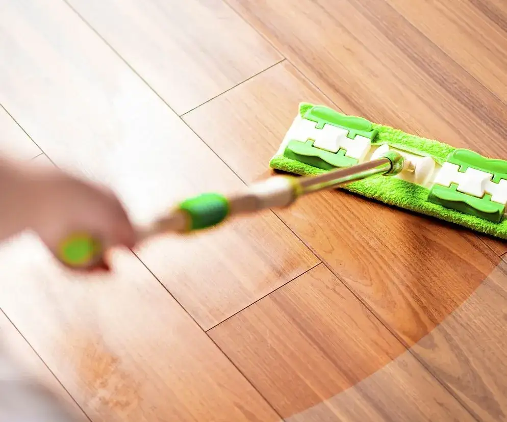 Lśniące panele bez smug: jak myć, by nie zniszczyć podłogi?