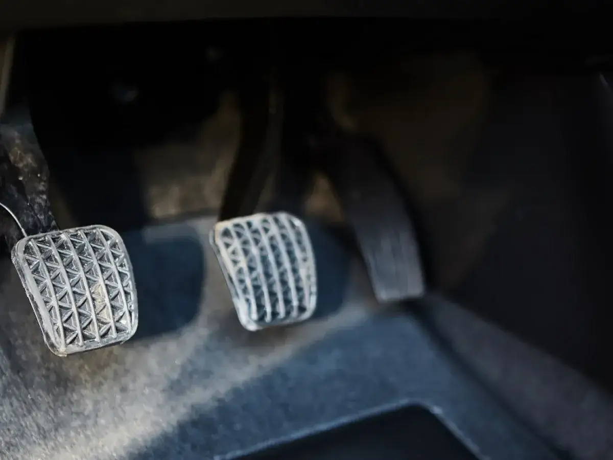 Gdzie sprzęgło, gaz, hamulec w aucie? Opanuj pedały krok po kroku.