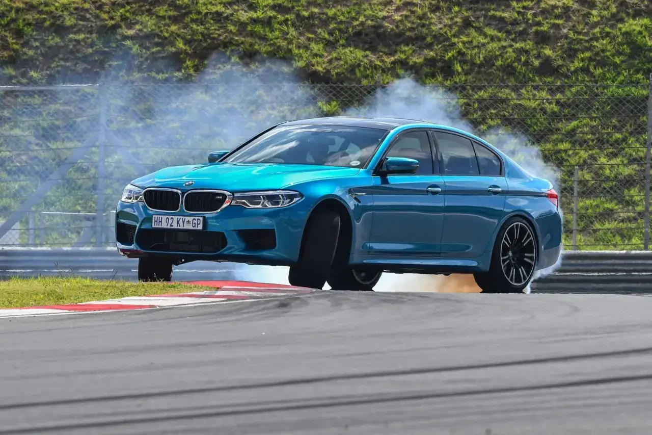 BMW M5 ile do setki - Zaskakujące czasy przyspieszenia w porównaniu do starszych modeli