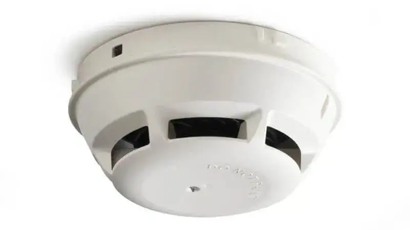 Jak oszukać czujnik dymu w hotelu i uniknąć poważnych konsekwencji