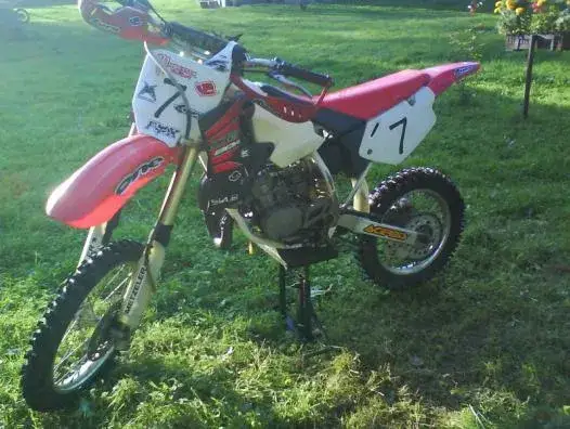 Honda CR 80 ile ma koni? Odkryj moc silnika i specyfikacje motocykla