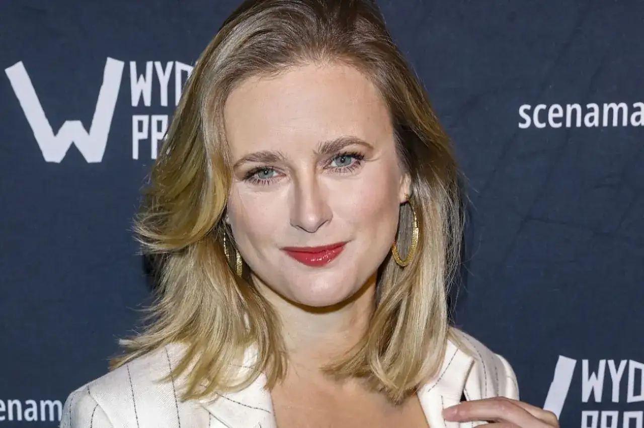 Marta Chodorowska, z uśmiechem i w złotej biżuterii, wygląda jakby opowiadała o swoich dzieciach.