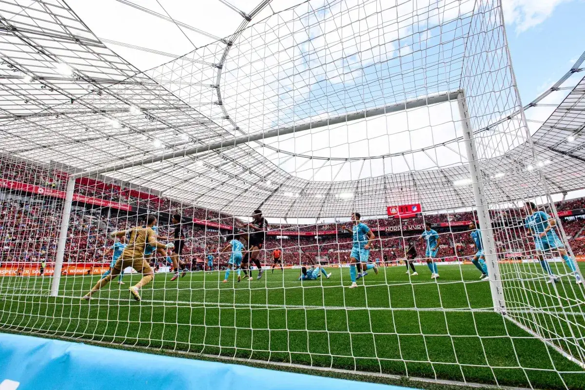 Piłkarze walczą o bramkę, kibice na trybunach, a gdzie liga mistrzów? Emocje sięgają zenitu na zielonej murawie stadionu.