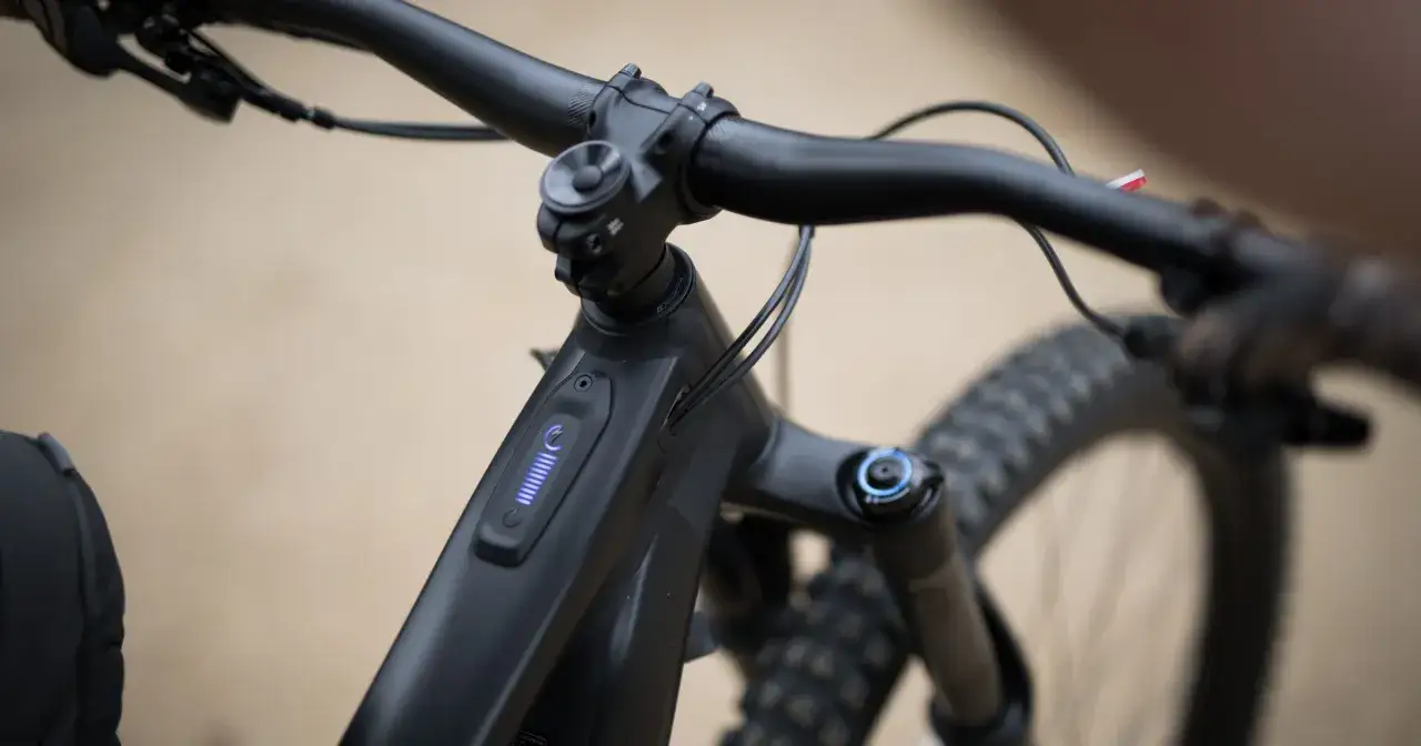 Czarny rower elektryczny z wskaźnikiem baterii. Idealny na przejażdżki, nawet gdy pada deszcz.