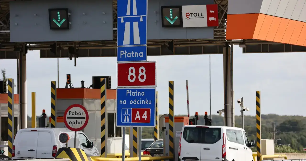 Znaki drogowe na płatnym odcinku autostrady A4 z systemem e-TOLL.