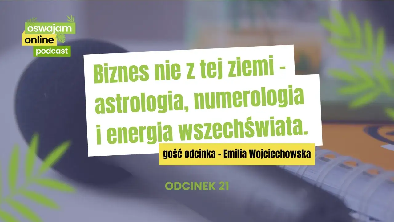 Mikrofon na tle zielonych liści i białego prostokąta z napisem "Biznes nie z tej ziemi - astrologia, numerologia i energia wszechświata".
