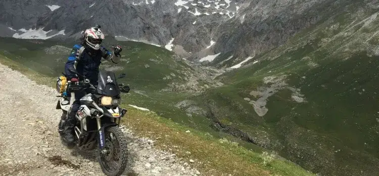 Conquista la montaña en moto: Guía de mototurismo off-road en España