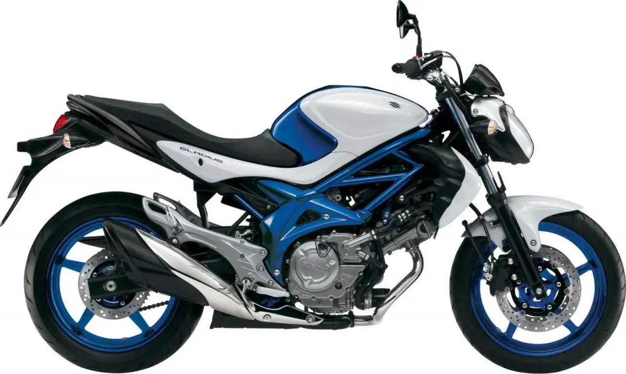 Suzuki Gladius 650 waga - lekki i zwinny motocykl w białym i niebieskim malowaniu, gotowy do jazdy.