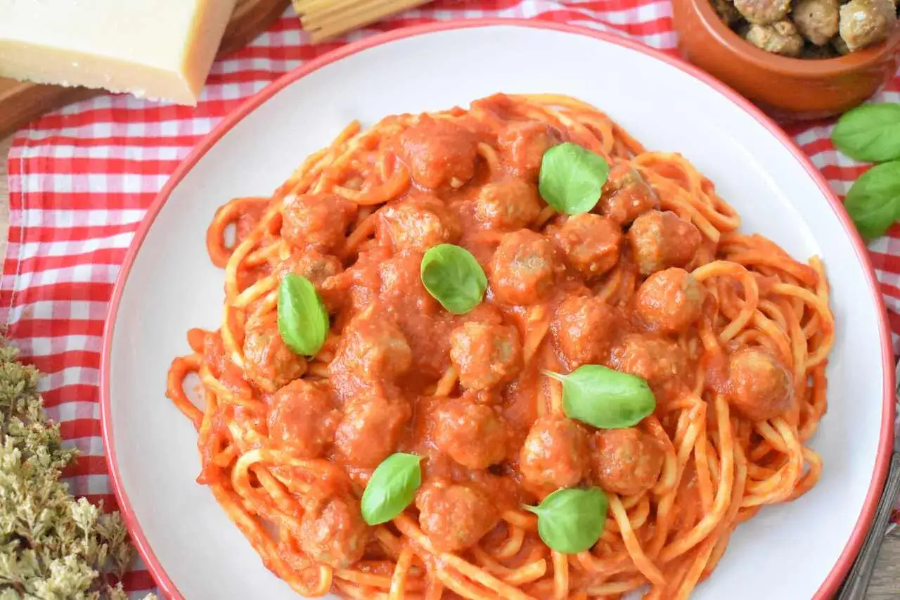 Spaghetti z pulpecikami: soczyste kulki i sos, który zawsze się udaje