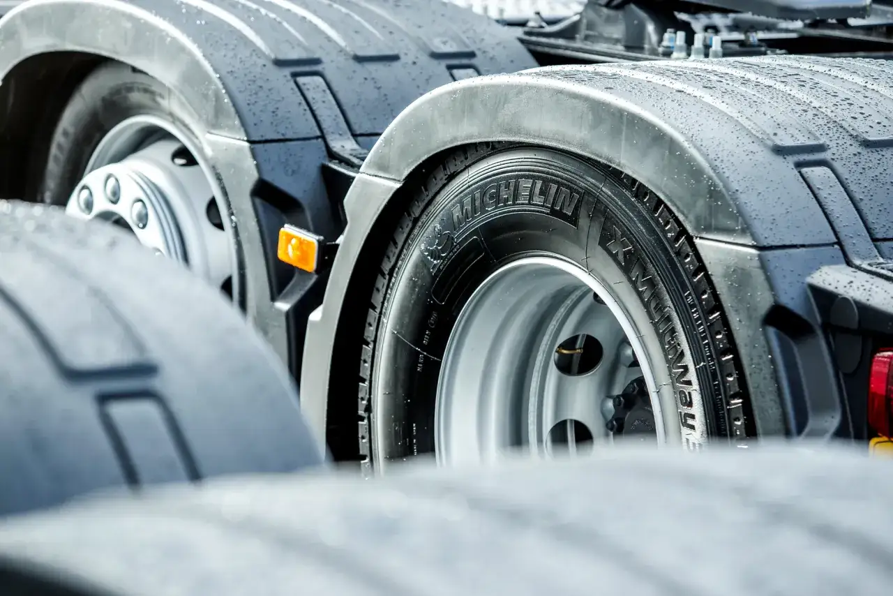 Obowiązek opon zimowych w ciężarówkach? Polskie i unijne realia