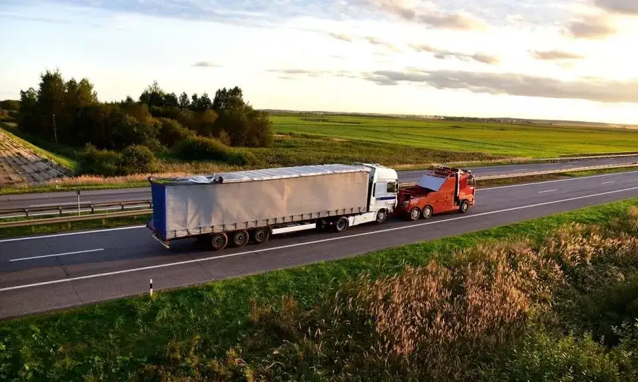Holowanie ciężarówki z przyczepą? Poznaj przepisy i wyjątki