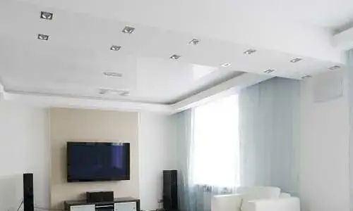Jak zrobić podwieszany sufit w salonie: 10 kroków do sukcesu