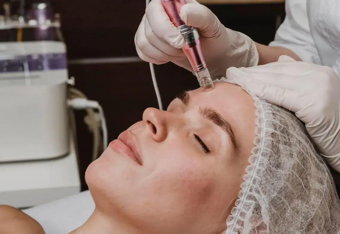 Co lepsze: dermapen czy laser frakcyjny - porównanie efektów i korzyści