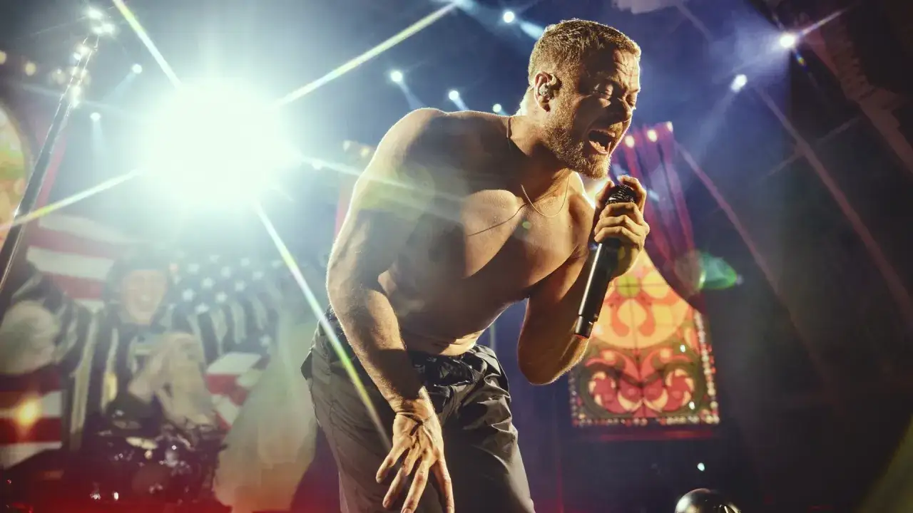 Wokalista Imagine Dragons śpiewa z pasją na koncercie. Zastanawiasz się, ile trwa koncert Imagine Dragons? Zwykle około 1,5-2 godzin.