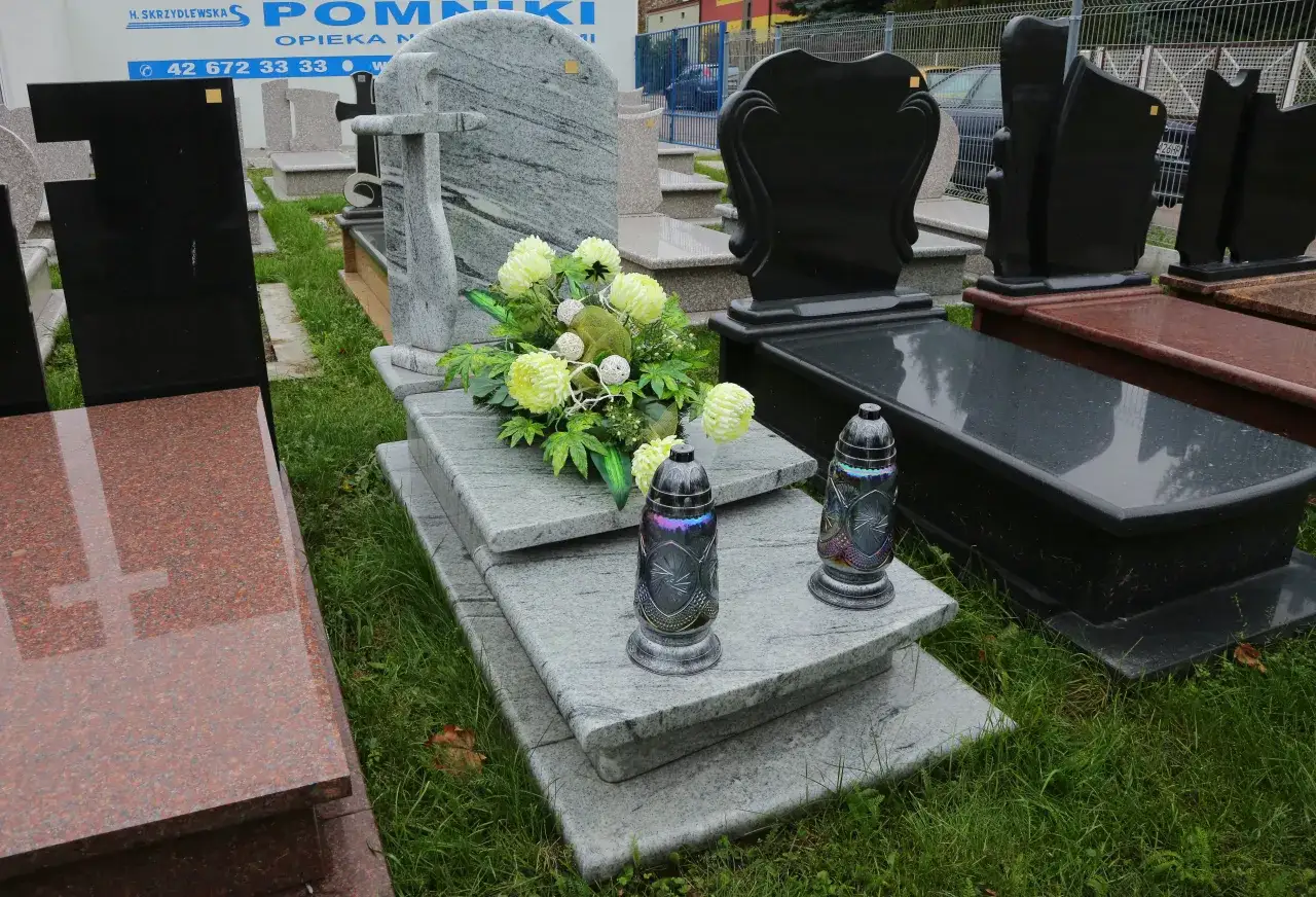 Jak ozdobić pomnik na cmentarzu? Inspiracje i trwałe rozwiązania.