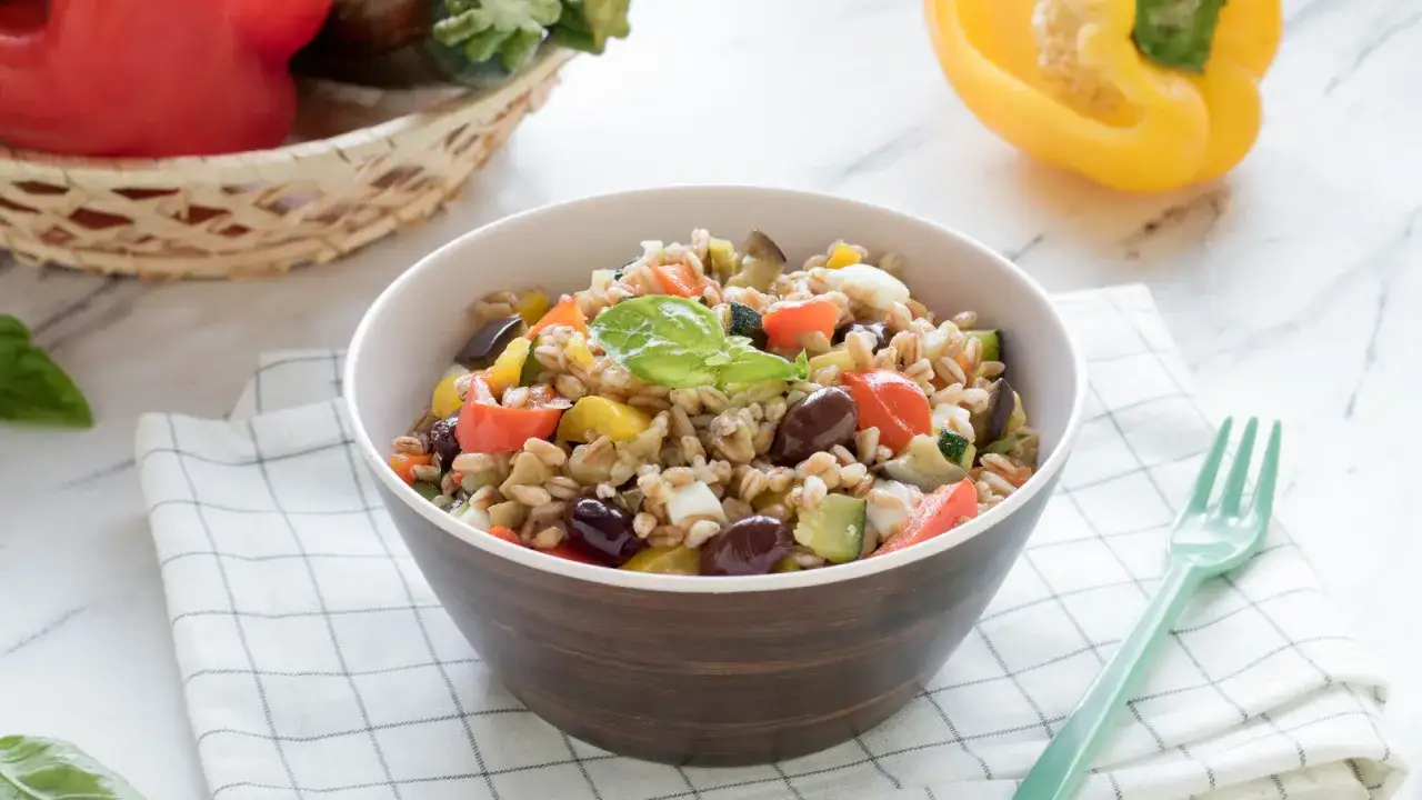 Insalata di farro con verdure: la guida completa per ogni stagione