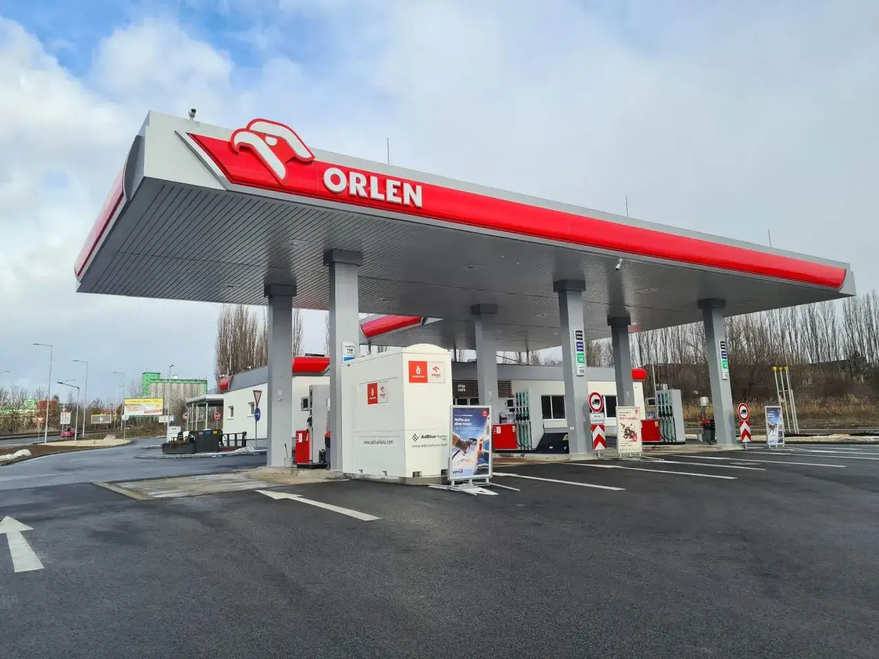 Nowa orlen myjnia perfect. Czysty samochód po podróży w mroźny dzień.