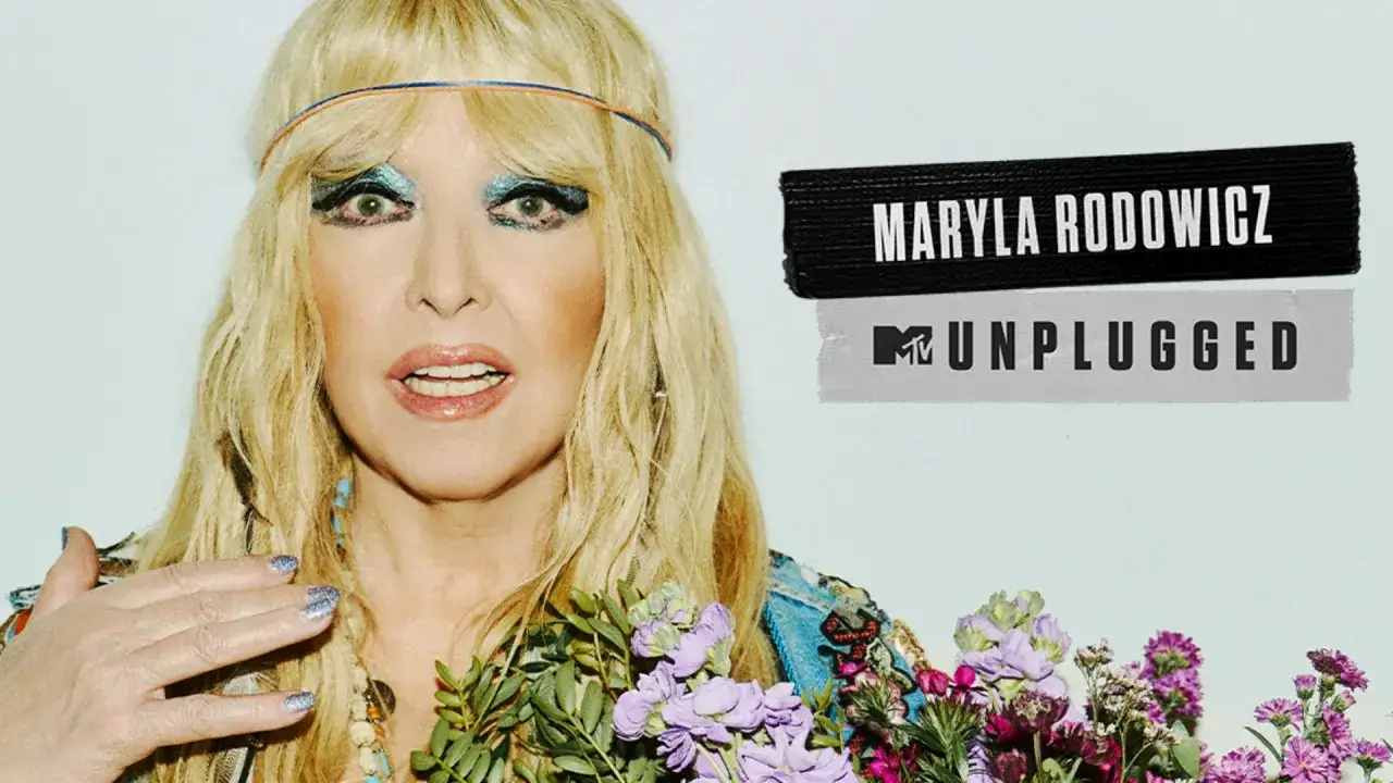 Maryla Rodowicz w stylu boho, z bukietem kwiatów. Obok napis "Maryla Rodowicz MTV Unplugged". Zastanawiasz się, ile trwa koncert Maryli Rodowicz?