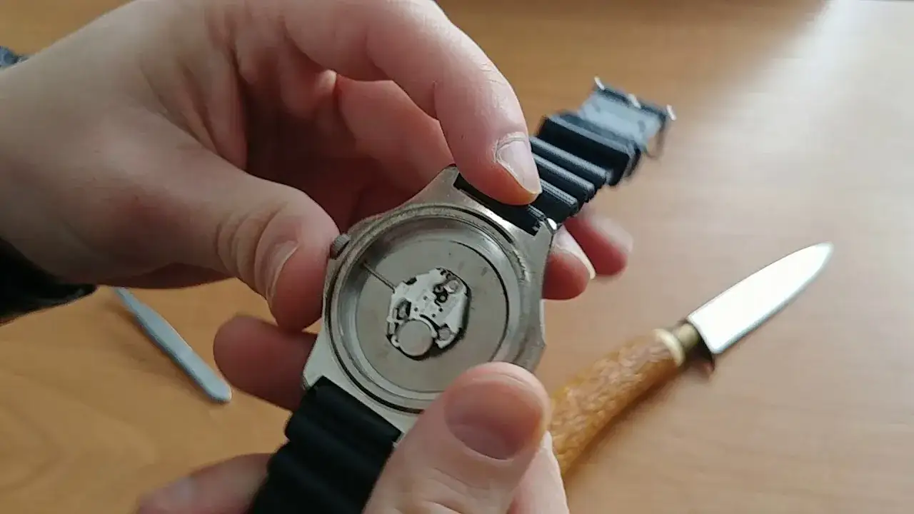 Wymiana baterii w zegarku Geneva: uniknij uszkodzeń i kosztów