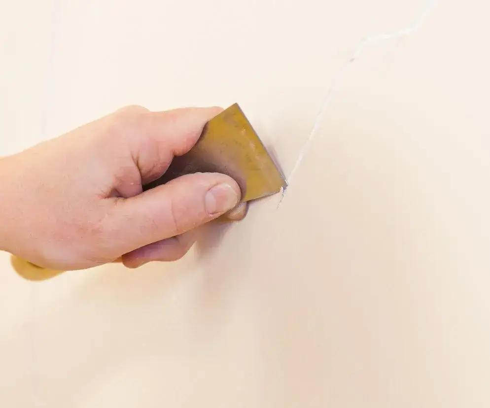 Jak usunąć pęknięcia na ścianie - proste metody naprawy i porady