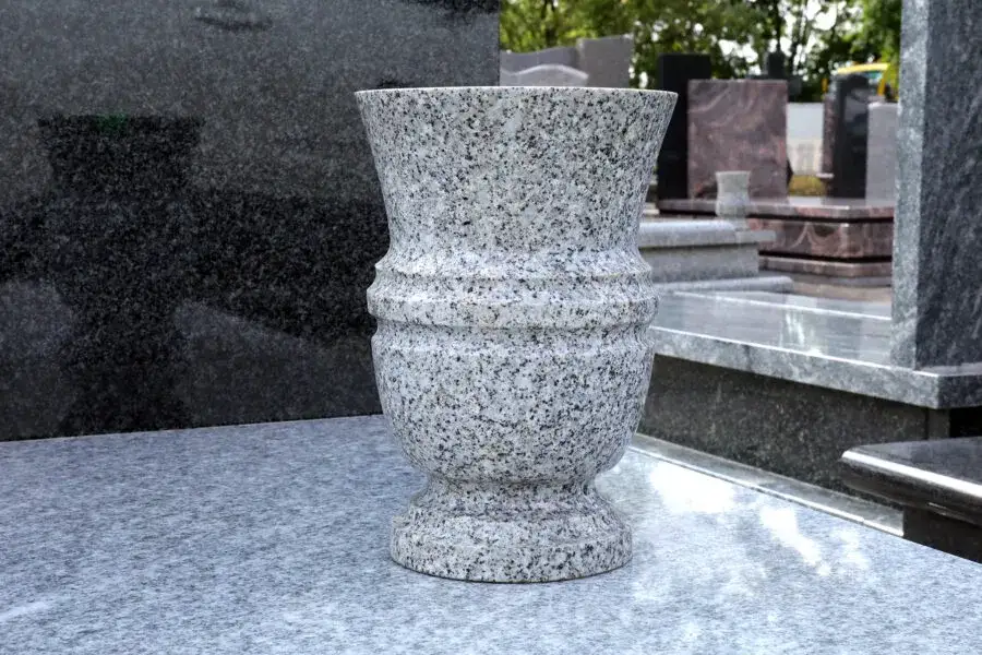 Jak odkleic wazon z pomnika granitowego bez ryzyka uszkodzeń