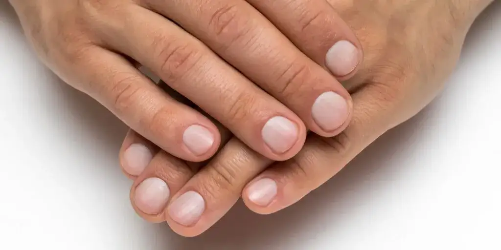 Jak skutecznie pozbyć się pionowych bruzd na paznokciach?