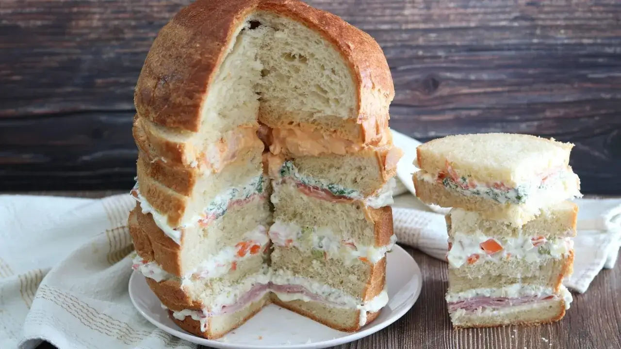 Panettone Gastronomico: Farciture, Taglio e Consigli per un Buffet Perfetto