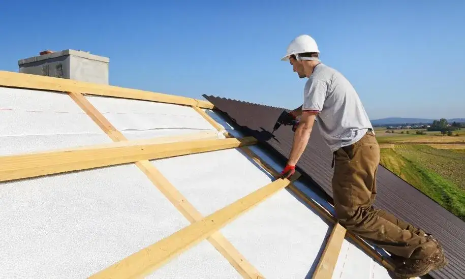 Dekarz – co to za praca i jakie umiejętności są potrzebne?