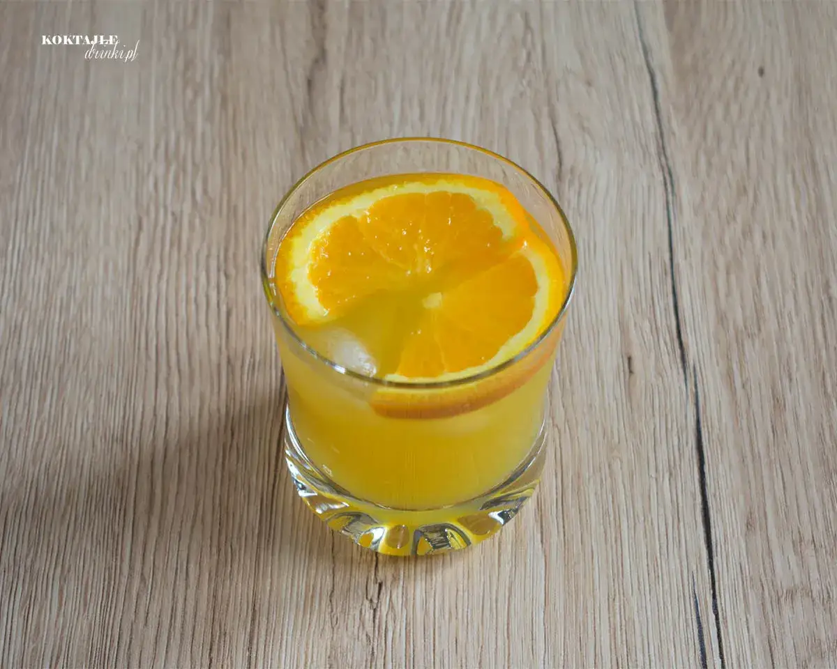 Whisky z colą: Kaloryczność i sekret na -100 kcal w drinku