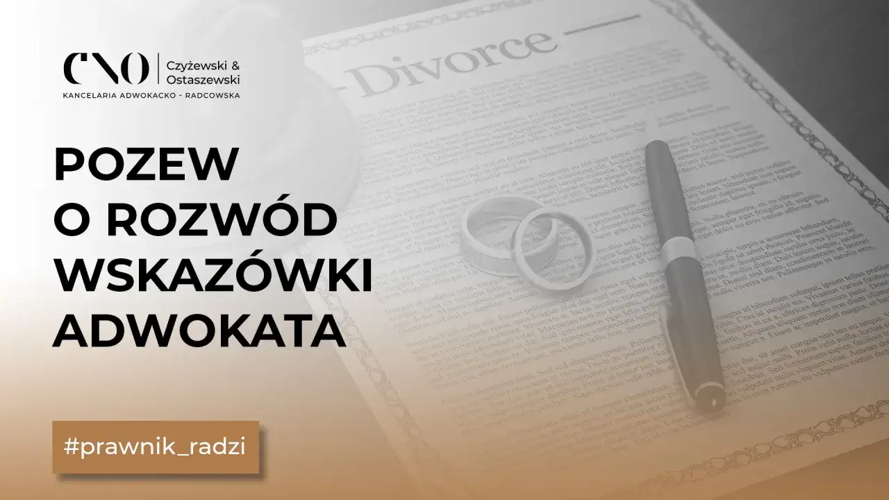 Pozew o rozwód wzór uzasadnienia. Dokumenty prawne, obrączki i pióro na tle tekstu "Divorce". #prawnik_radzi