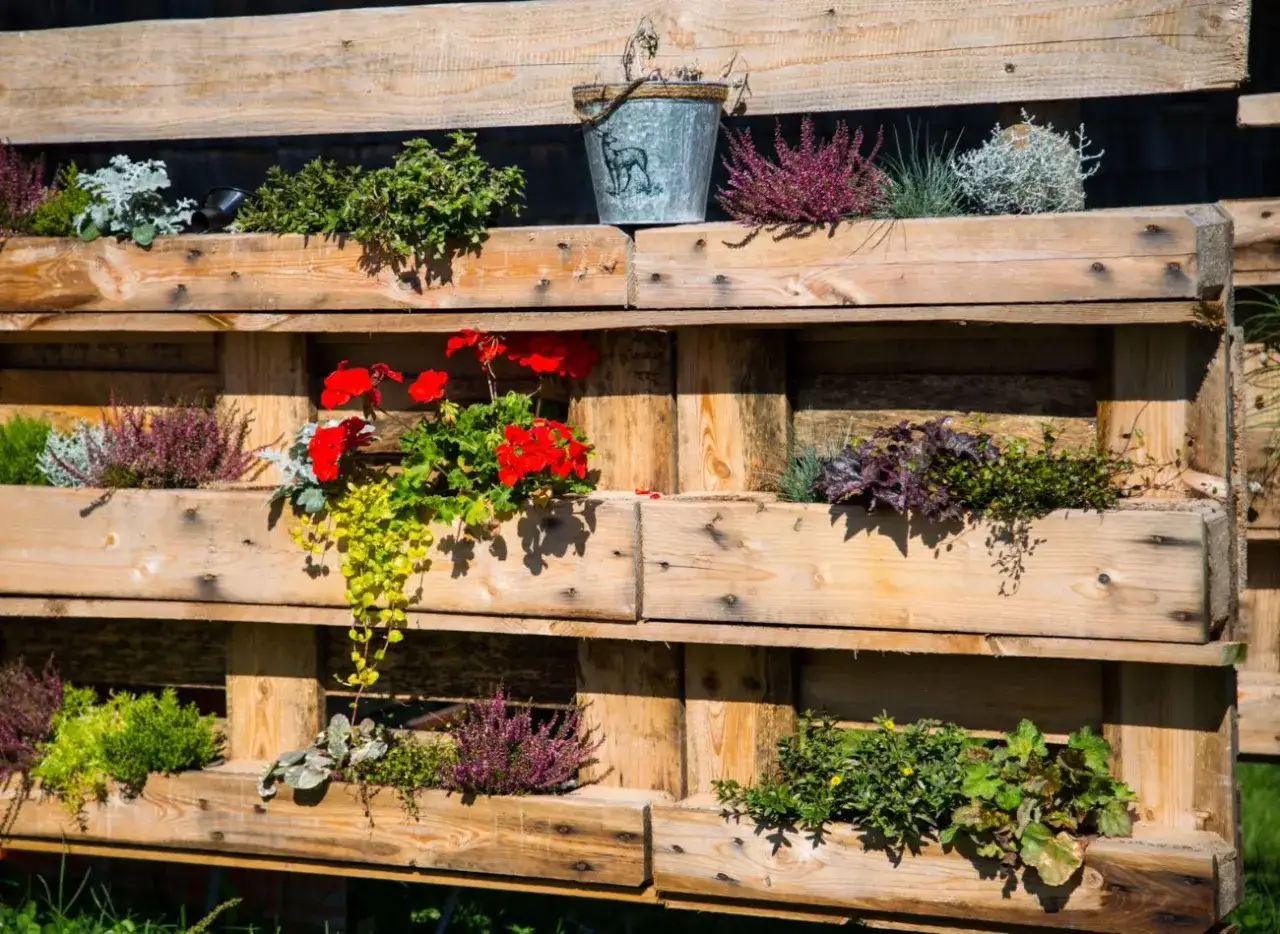 Kwietnik z palety: Zrób to sam! Pełny poradnik krok po kroku.