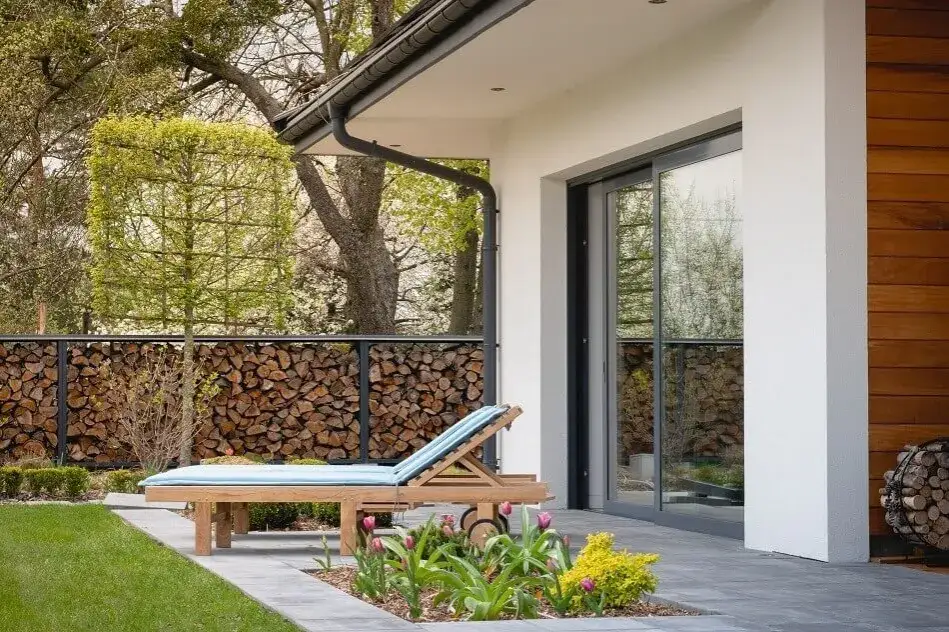 Dlaczego elewacja zielenieje? Odkryj przyczyny i sposoby na to