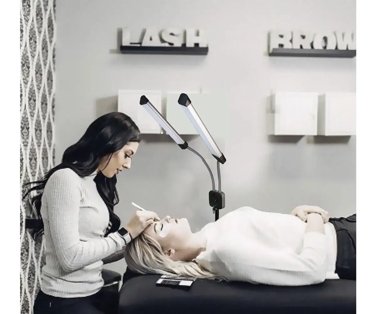 Jaka lampa do przedłużania rzęs jest najlepsza? Porównanie lamp UV i LED