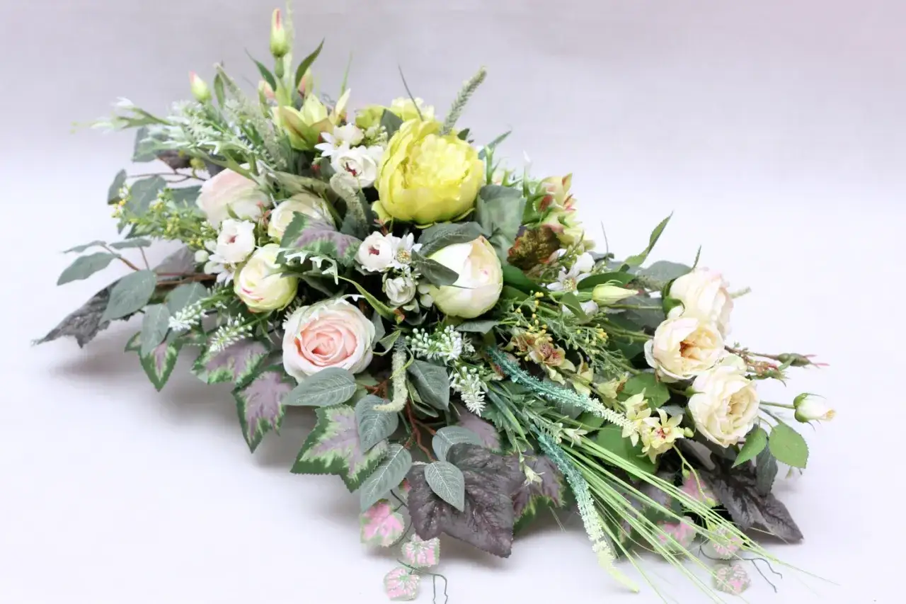 Wiązanka na pomniku: jak przymocować, by nie porwał jej wiatr?