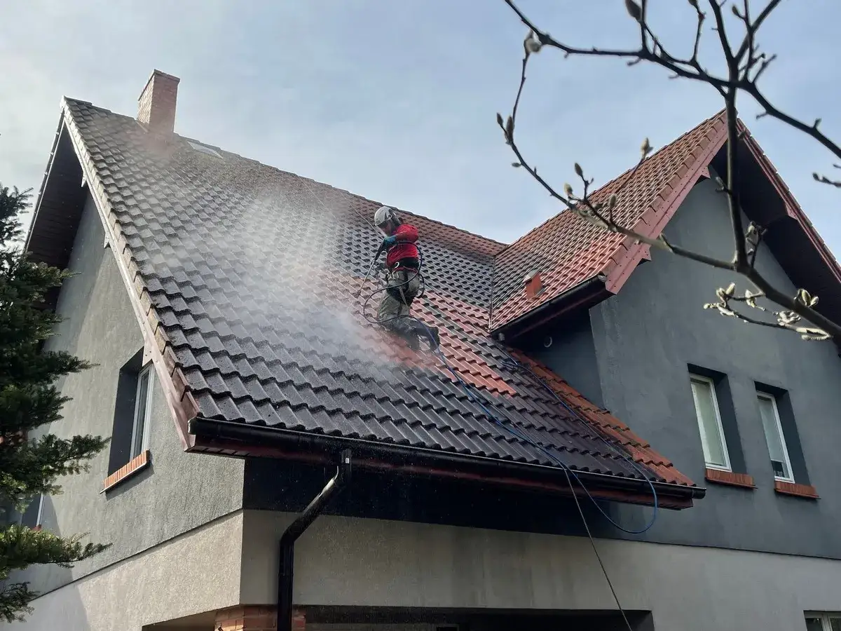 Skuteczne sposoby, jak umyć dachówkę z sadzy, aby uniknąć zniszczeń