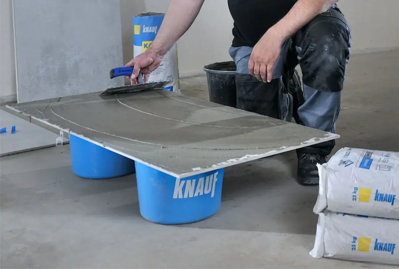 Jaki klej do gresu wybrać, aby uniknąć problemów z płytkami?