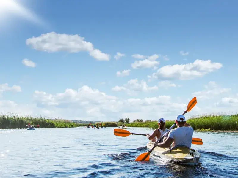 Gdzie na kajaki w Wielkopolsce? Najlepsze trasy i wypożyczalnie kajaków