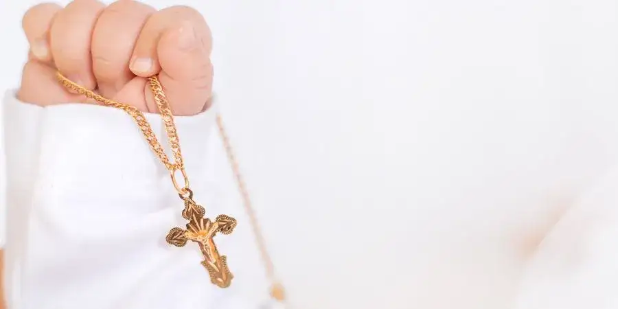 Jak wybrać idealną szatkę do chrztu? Praktyczny poradnik dla rodziców