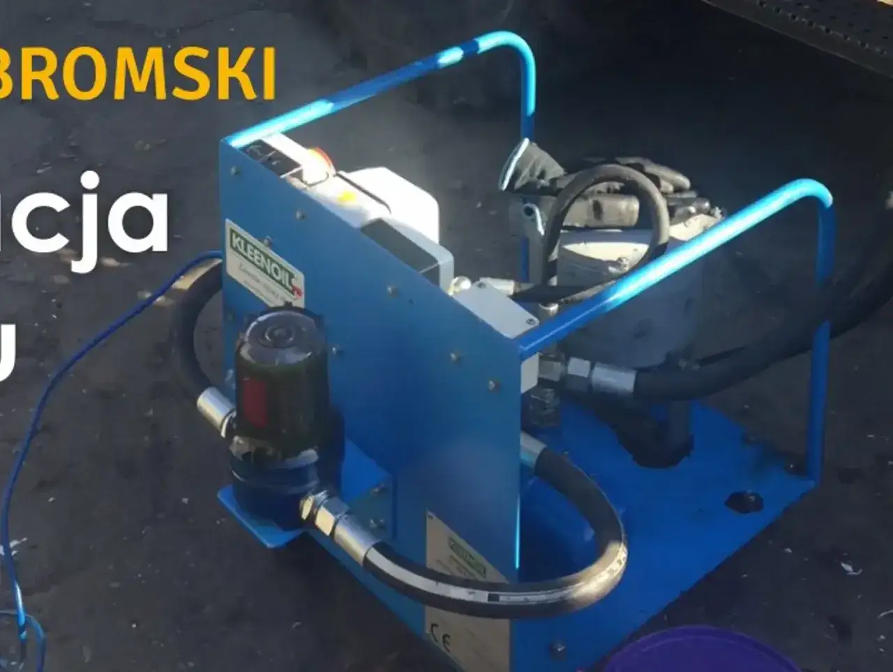 Mobilna stacja do filtrowania oleju domowym sposobem. Urządzenie z niebieską ramą i filtrem.